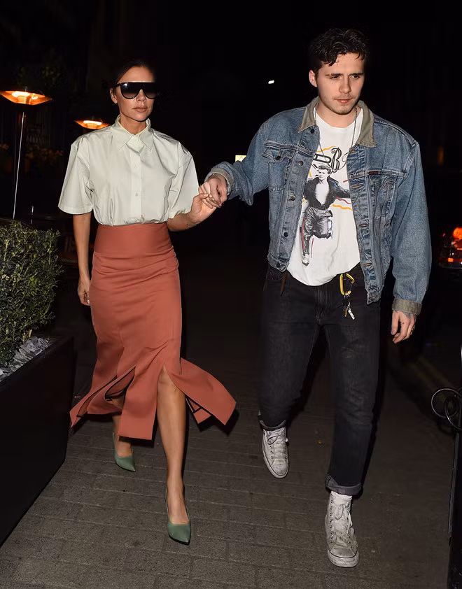 Cách đây khoảng hai năm, người hâm mộ vẫn thấy Brooklyn mang một trẻ trung với quần jeans, denim jacket, T-shirt.