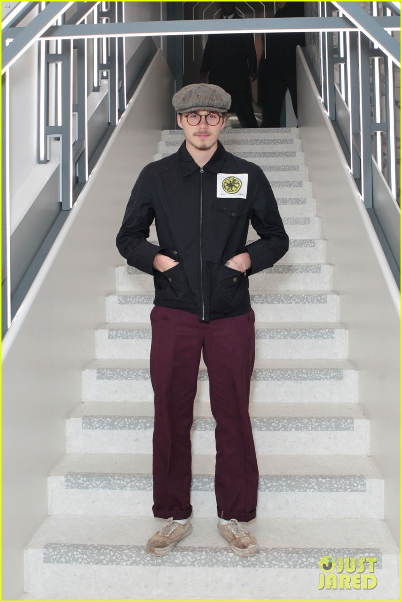 Bên cạnh trang phục, việc để râu xồm xoàm và đầu tóc bù xù cũng khiến Brooklyn Beckham trông giống một "ông chú già".