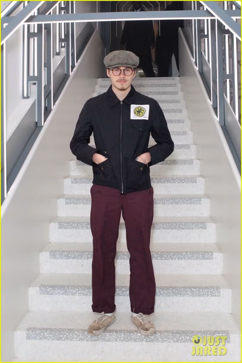 Bên cạnh trang phục, việc để râu xồm xoàm và đầu tóc bù xù cũng khiến Brooklyn Beckham trông giống một "ông chú già".