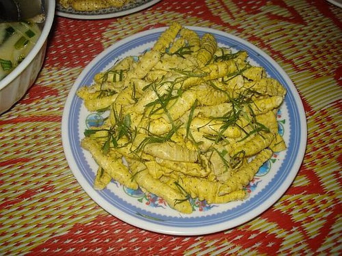 Lúc còn sống, con tằm trông khá đáng sợ, nhưng khi qua bàn tay chế biến, lại trở nên đặc biệt vô cùng bởi vị béo ngon khó mà cưỡng nổi. Ảnh: Internet. Video "Chế biến món ngon từ nấm đông cô". Nguồn: VTC.