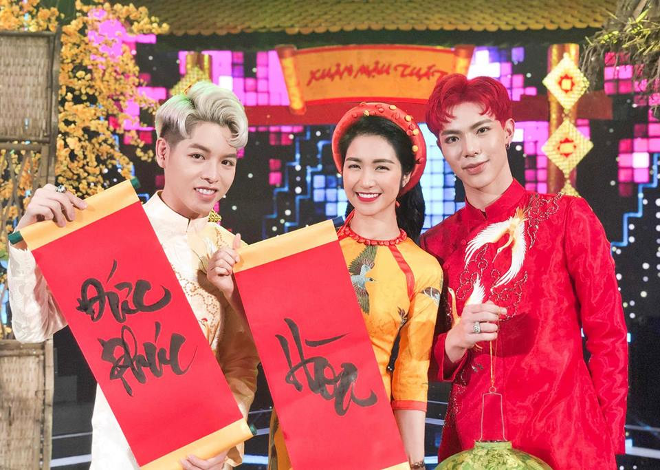 Đức Phúc và Erik là hai mỹ nam Việt diện áo dài "ton-sur-ton" với màu tóc.