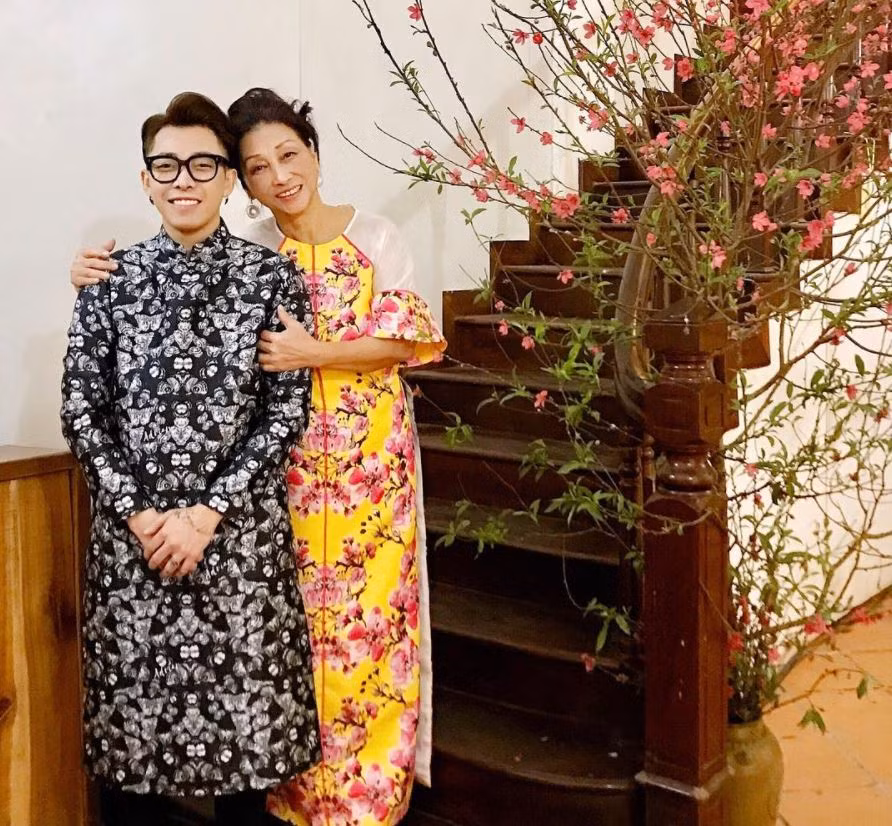 Ngày Tết, Hoàng Ku cũng chọn diện style áo dài truyền thống cạnh người thân.