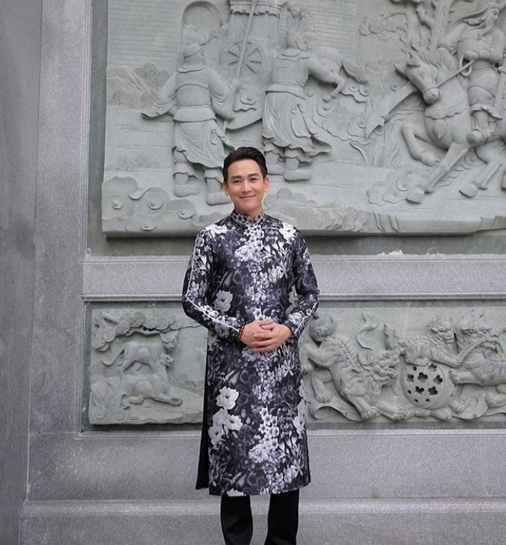 Hứa Vĩ Văn vẫn toát lên vẻ phong trần khi diện áo dài hoa đen trắng đơn giản.
