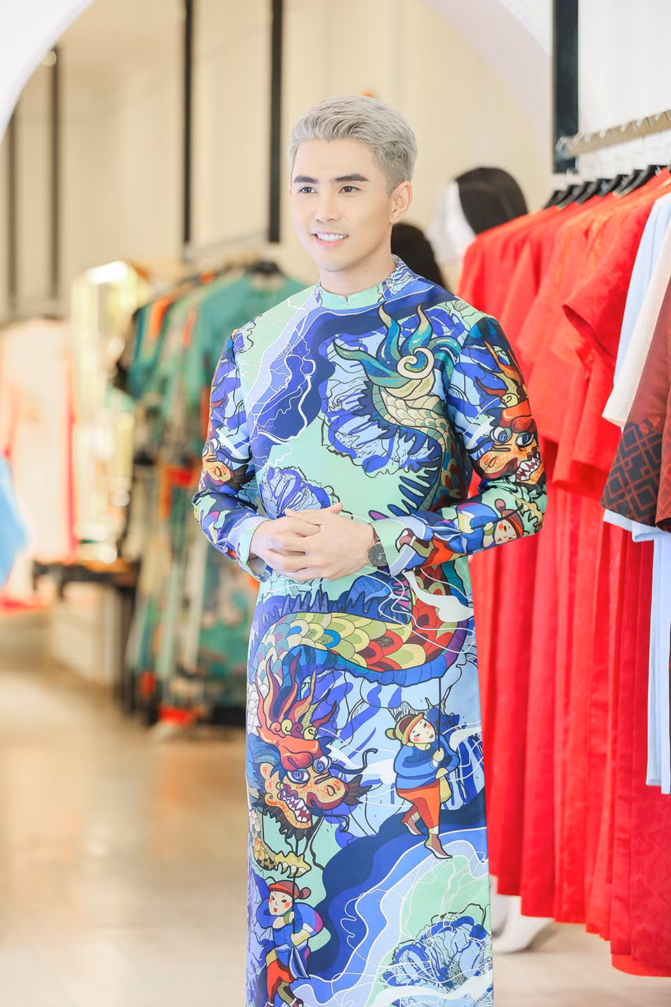 Khoác lên chiếc áo dài đầy cảm hứng hội họa đặc sắc của NTK Thủy Nguyễn, ca sĩ - diễn viên Will cho rằng nam giới diện áo dài mang đến sự tự tin và mạnh mẽ không kém vest. Ảnh: Zing.
