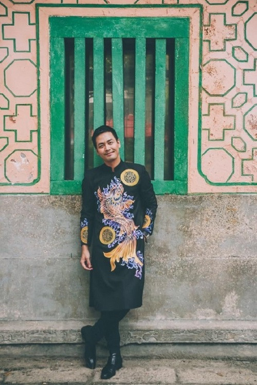 MC Phan Anh diện áo dài và đi chợ hoa những ngày cuối năm.