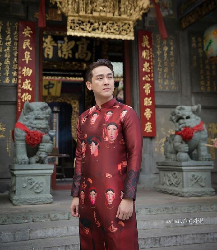 Nam diễn viên khá đầu tư cho khoản trang phục ngày Tết khi diện thêm một mẫu áo dài đỏ.