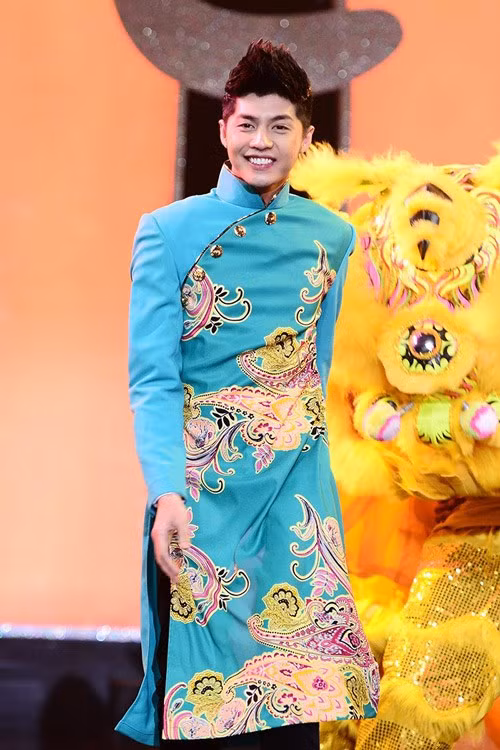 Noo Phước Thịnh với áo dài danh nổi bật kèm họa tiết hoa đặc trưng ngày Tết. Nguồn ảnh: Internet.