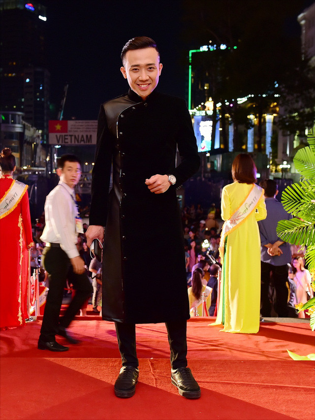 Ngày đầu năm, MC danh hài Trấn Thành vẫn rất bảnh bao với áo dài gấm đen.