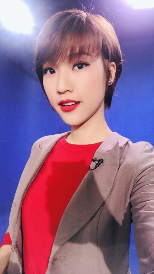 Á hậu Hoàng Oanh trở nên cá tính thời thượng hơn với mái tóc tém.