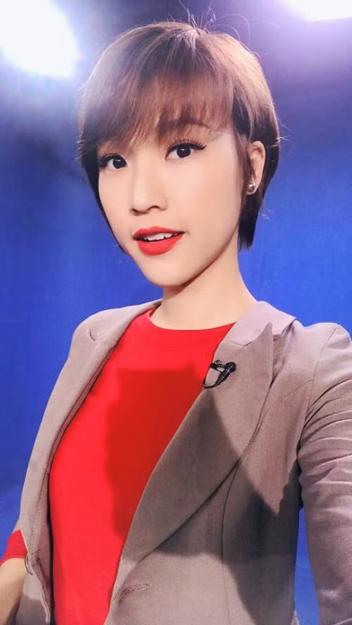 Á hậu Hoàng Oanh trở nên cá tính thời thượng hơn với mái tóc tém.