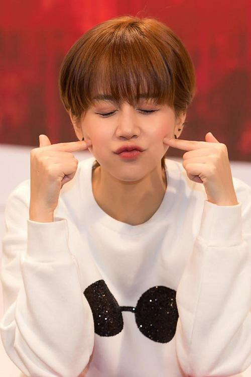 Cô nàng nổi loạn An Nguy từng chia tay mái tóc xoăn dài để làm thân với kiểu tóc tém cá tính.