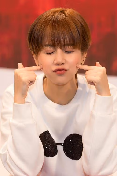 Cô nàng nổi loạn An Nguy từng chia tay mái tóc xoăn dài để làm thân với kiểu tóc tém cá tính.