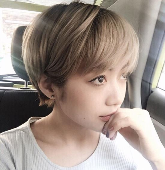 Ca sĩ Minh Hằng với tóc tém dễ thương, gương mặt trái xoan của cô tạo được thiện cảm.