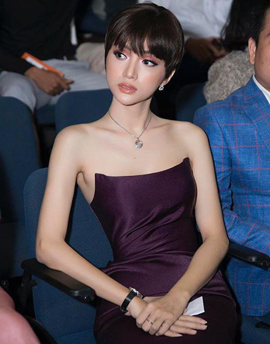 Hoa hậu Hương Giang cũng thử nghiệm mái tóc tém tạo nên diện mạo lạ lẫm.