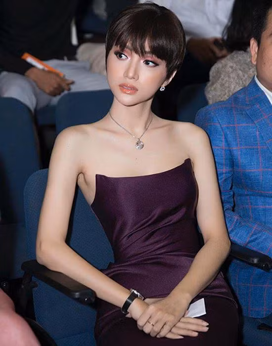 Hoa hậu Hương Giang cũng thử nghiệm mái tóc tém tạo nên diện mạo lạ lẫm.