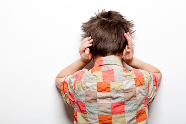 Tiếng ồn lớn: Tiếng ồn lớn có thể phá hủy các tế bào lông trong ốc tai và gây suy giảm thính giác nghiêm trọng. Những tiếng ồn này có thể là nhạc âm lượng lớn, tiếng động cơ máy bay hoặc tiếng ồn của các loại máy điện.