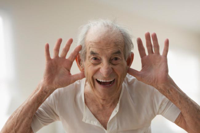 Tuổi tác: Cấu trúc của tai trở nên yếu và kém đàn hồi hơn theo thời gian. Lông tai ở những người lớn tuổi có thể bị tổn thương, làm giảm khả năng phản hồi các sóng âm. Sự suy giảm thính giác có thể càng nghiêm trọng hơn khi bạn già đi.