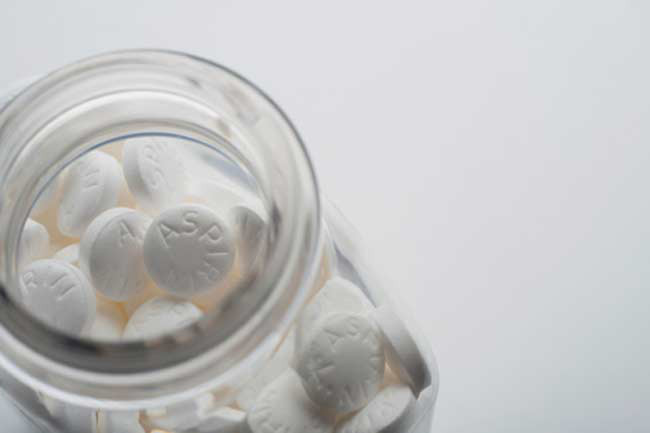 Aspirin: Ngoài giảm đau đầu, aspirin còn có tác dụng giảm sẹo lồi. Bạn cần nghiền 4 viên aspirin rồi trộn với nước để tạo thành hỗn hợp đặc mịn; sau đó thoa lên vùng sẹo và để khô.