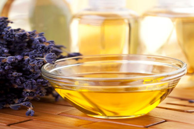 Dầu oải hương: Dầu oải hương được biết đến với những thành phần trẻ hóa da. Dầu oải hương cũng giúp giảm sẹo lồi khi thoa trực tiếp lên vùng sẹo. Để thấy được hiệu quả, bạn cần sử dụng dầu oải hương vài lần mỗi ngày trong vòng 1 - 2 tuần.