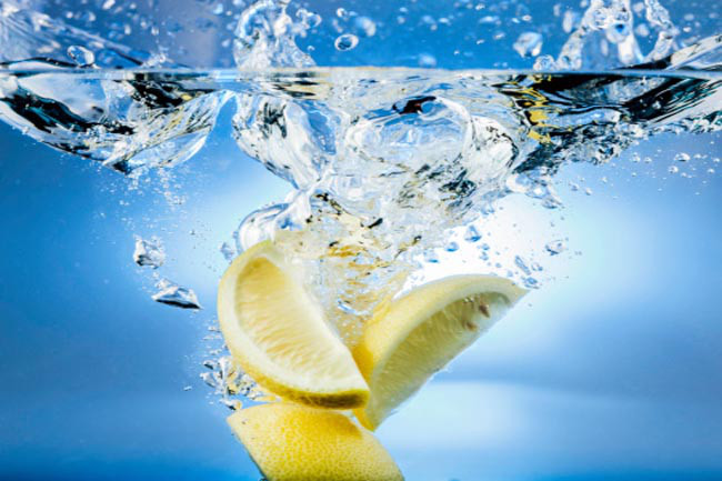 Nước cốt chanh: Nước cốt chanh tươi có tác dụng chống oxy hóa nhờ có thành phần vitamin C. Thoa nước cốt chanh lên vùng sẹo, giữ 10 phút rồi xả sạch với nước ấm. Trong vòng một tuần, bạn sẽ thấy sự thay đổi trong cấu trúc và độ đàn hồi của da.