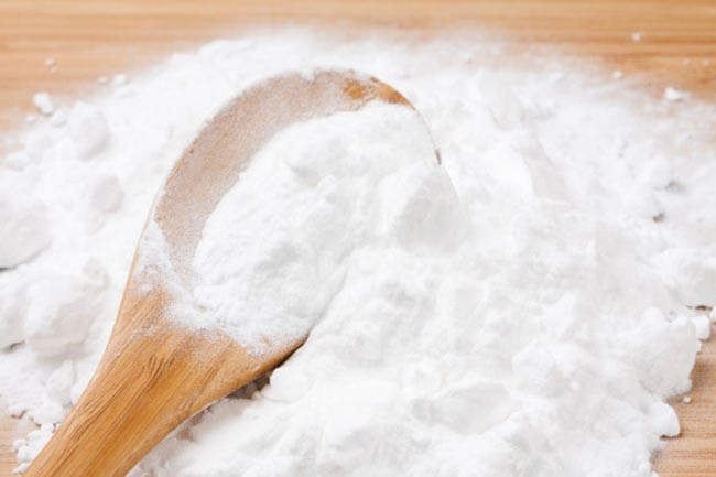 Thuốc muối (baking soda): Thuốc muối là một tác nhân bào mòn giúp giữ da sạch và hỗ trợ tẩy da chết. Trộn thuốc muối với hydro peroxide với tỉ lệ 1:3 để tạo thành hỗn hợp kết dính. Thoa hỗn hợp lên da và giữ khoảng 20 phút. Lặp lại phương pháp này 3 - 4 lần mỗi ngày.