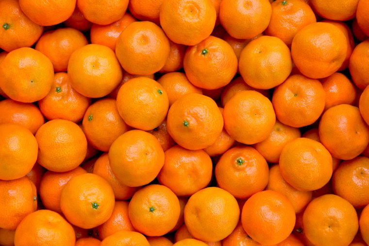 Cam: Vỏ quả cam chứa hàm lượng vitamin C gần gấp đôi so với múi. Số lượng các chất tengeretin và nobiletin - những flavonoid tốt có tác dụng chống ung thư, chống viêm, trong vỏ cam cũng rất nhiều. Ăn vỏ cam làm giảm lượng cholesterol xấu.