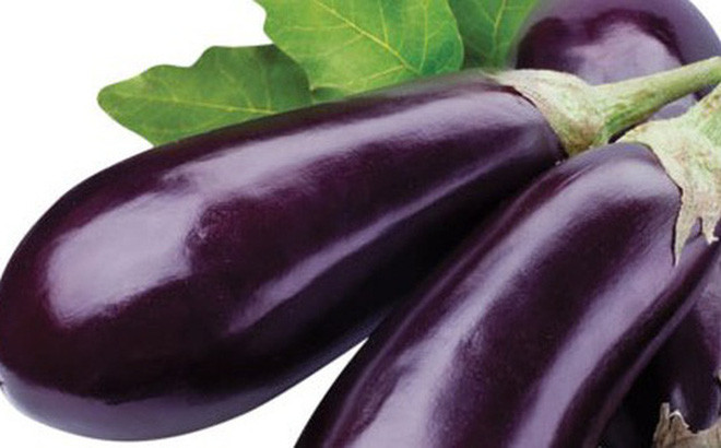 Cà tím: Đây là loại rau củ quả không nên gọt vỏ khi ăn. Lớp vỏ của cà tím và thịt quả có chứa một nasunin, một chất chống oxy hóa mạnh giúp chống tổn thương tế bào do lão hóa và bệnh tật gây ra.