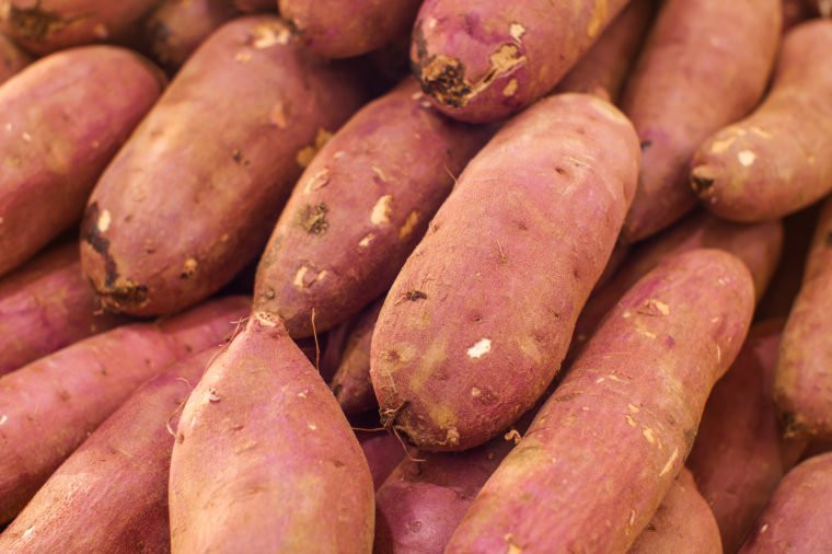 Khoai lang: Vỏ khoai lang chứa hầu hết các chất dinh dưỡng của củ khoai: Vitamin C, Kali và betacarotene. Vậy nên không có lý do gì chúng ta lại phải gọt vỏ khoai trước khi ăn.