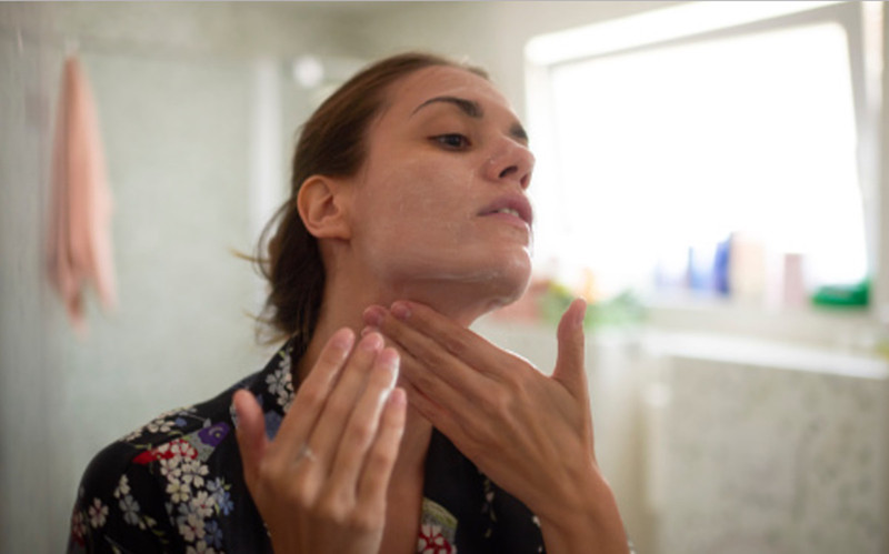 Sử dụng các sản phẩm chăm sóc khi da mặt còn ướt cũng giúp tăng hiệu quả, bởi khi đó lỗ chân lông dễ hấp thụ hơn các chất dinh dưỡng hơn. 