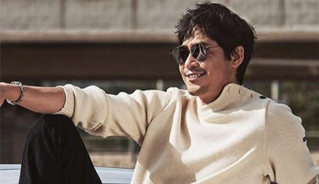 Anh chàng trông ngầu hơn khi đeo kính mát đen.