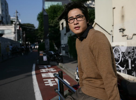 Đôi khi, Kang Ji Hwan lại trông thư sinh khi diện áo thun.