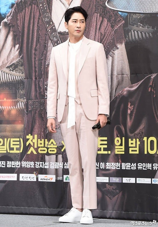 Nhờ cách ăn mặc trẻ trung, anh trông điển trai và trẻ hơn tuổi 42 của mình.