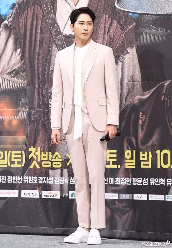 Nhờ cách ăn mặc trẻ trung, anh trông điển trai và trẻ hơn tuổi 42 của mình.