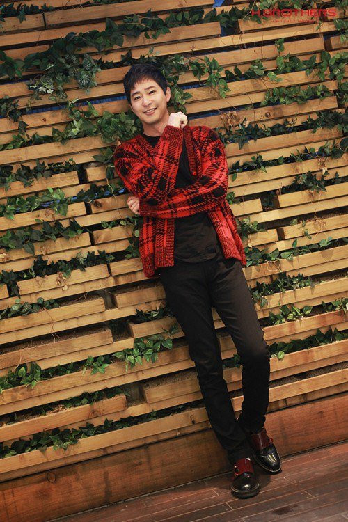 Nam diễn viên 42 tuổi ghi điểm với phong cách thời trang trẻ trung, cá tính.