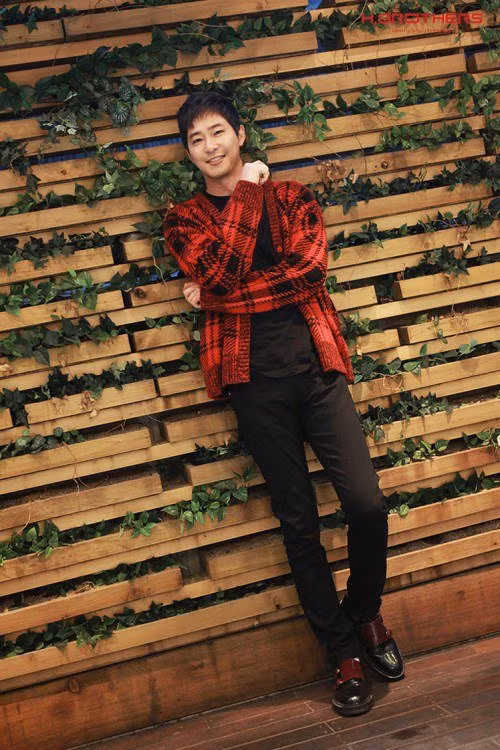 Nam diễn viên 42 tuổi ghi điểm với phong cách thời trang trẻ trung, cá tính.