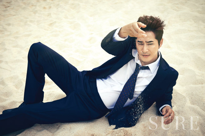 Nam diễn viên mặc vest vô cùng bảnh bao và toát lên thần thái nam tính.