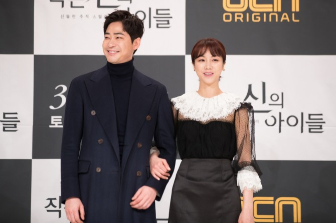 Nam diễn viên thường phối áo len cổ cao với áo choàng dài đầy nam tính.