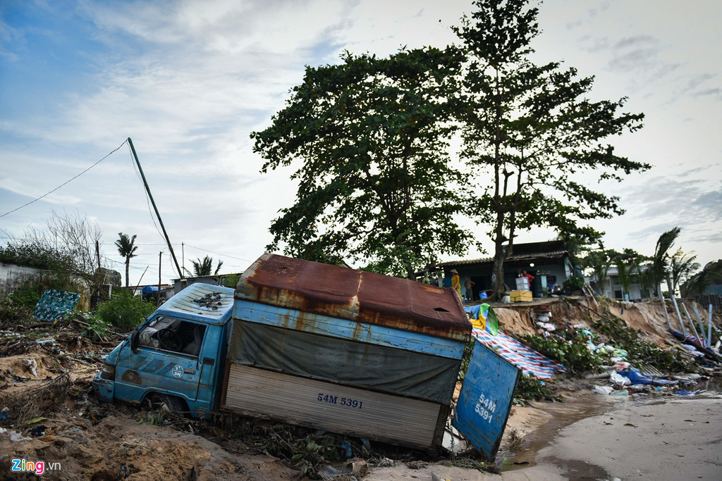 Dòng nước lũ chảy xiết gây sạt lở vùng đất ven biển khiến chiếc xe tải này bị sụt xuống hố. Nhiều nhà dân bị sụt chân móng, có thể sập bất cứ lúc nào.