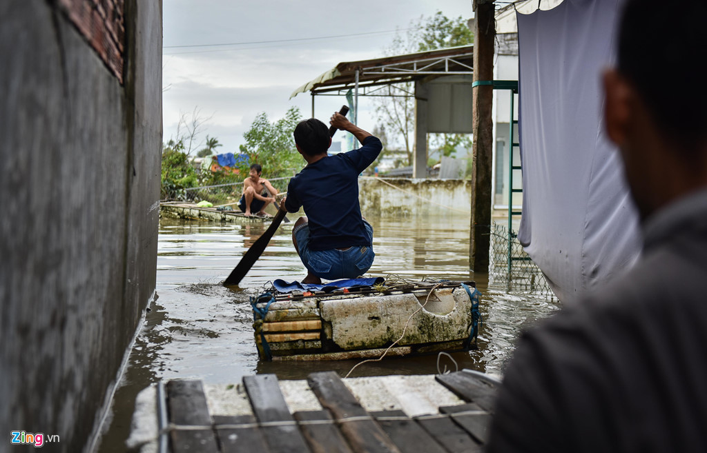Đến chiều 10/8, nước ngập trên các con đường chính đã rút, giao thông không còn chia cắt nhưng đường vào một số khu dân cư vẫn còn rất khó khăn.
