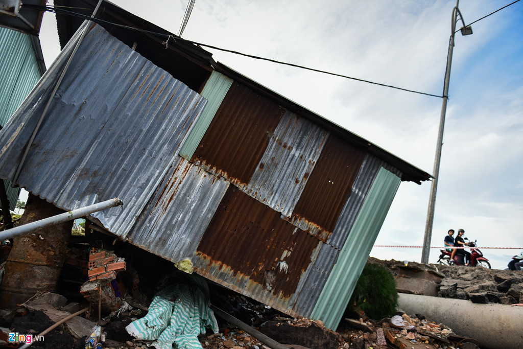 Ngày 10/8, Phú Quốc không còn mưa. Nước đã rút dần nhưng nhiều nơi vẫn còn ngập sâu gần 2 m. Công tác khắc phục hậu quả gặp nhiều khó khăn. Trong ảnh là căn nhà sát đường Cách Mạng Tháng Tám ở thị trấn Dương Đông bị kéo sập.