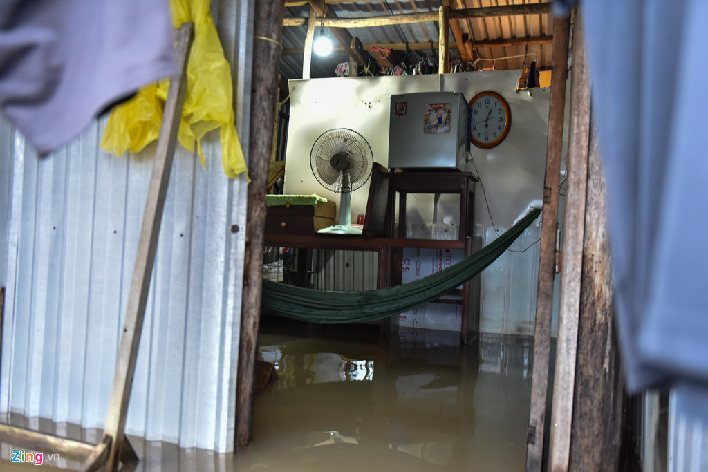 Một số gia đình sau khi kê các đồ vật điện tử lên cao thì bỏ nhà tìm nơi trú ẩn an toàn.