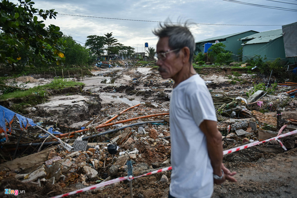 Ông Đức (76 tuổi, ở thị trấn Dương Đông) cho biết chưa bao giờ chứng kiến Phú Quốc ngập lụt và tan hoang như bây giờ.