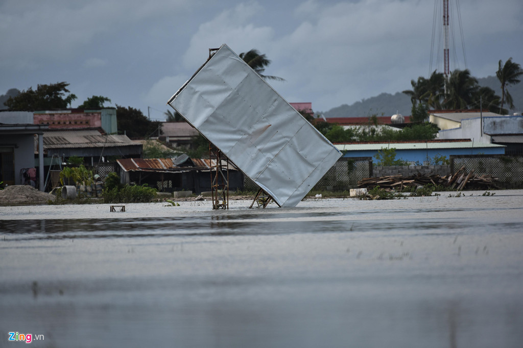 Khu vực sân bay Phú Quốc cũ vẫn có nhiều đoạn chìm trong nước.