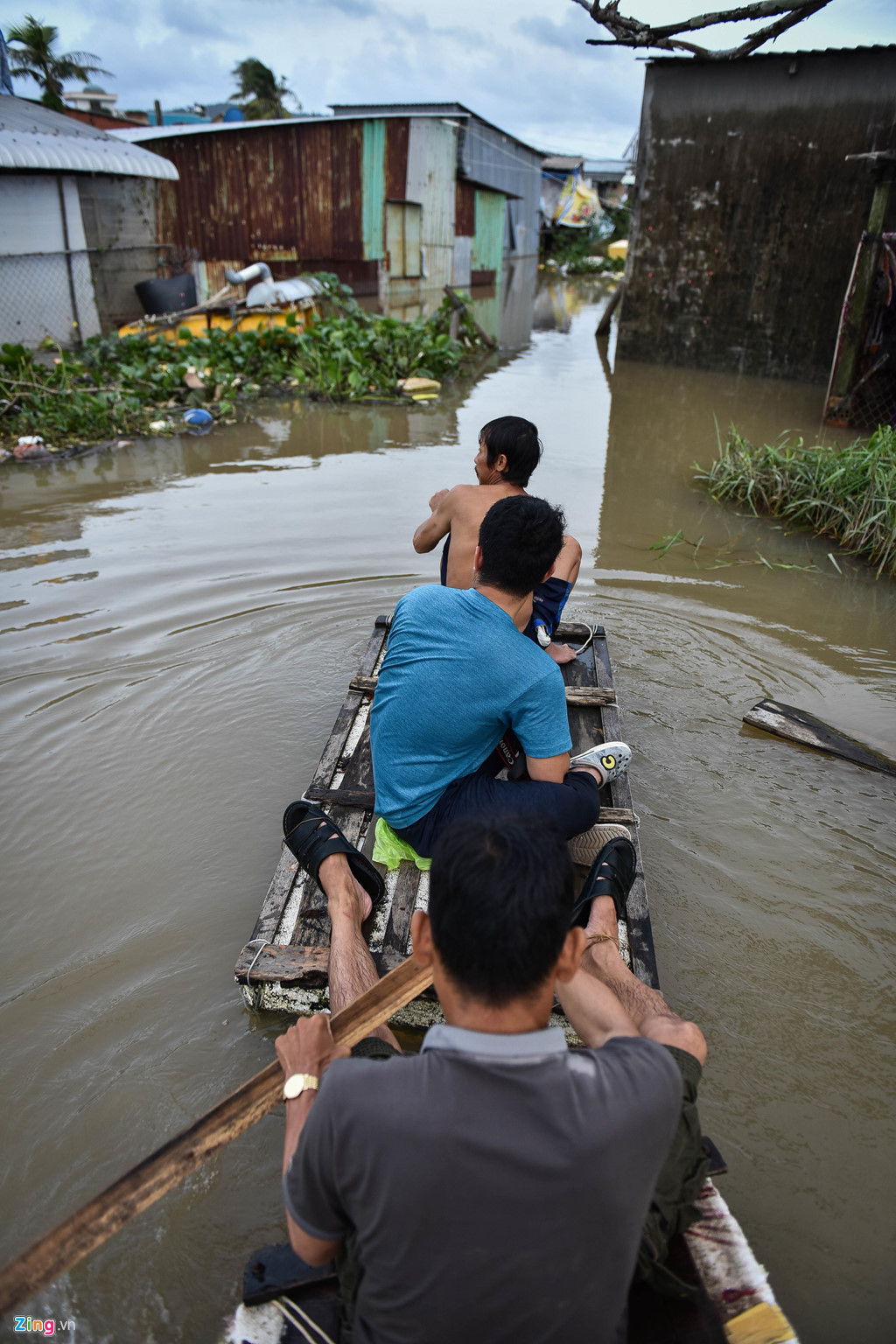 Nhiều gia đình lấy xốp, ván ghép thành bè để đi lại và vận chuyển đồ đạc tới nơi an toàn.