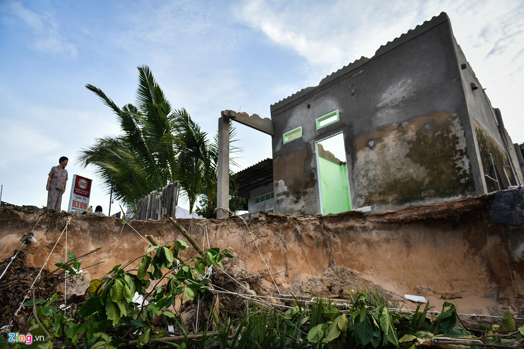 Theo thống kê ban đầu, trận ngập lịch sử ở đảo ngọc Phú Quốc (Kiên Giang) đã ảnh hưởng đến hơn 8.400 hộ dân. Căn nhà bà Nguyễn Thị Hạnh (60 tuổi ở khu phố 3, thị trấn Dương Đông) vừa mới sửa xong đã bị mưa lũ làm sụt lún, tốc mái.