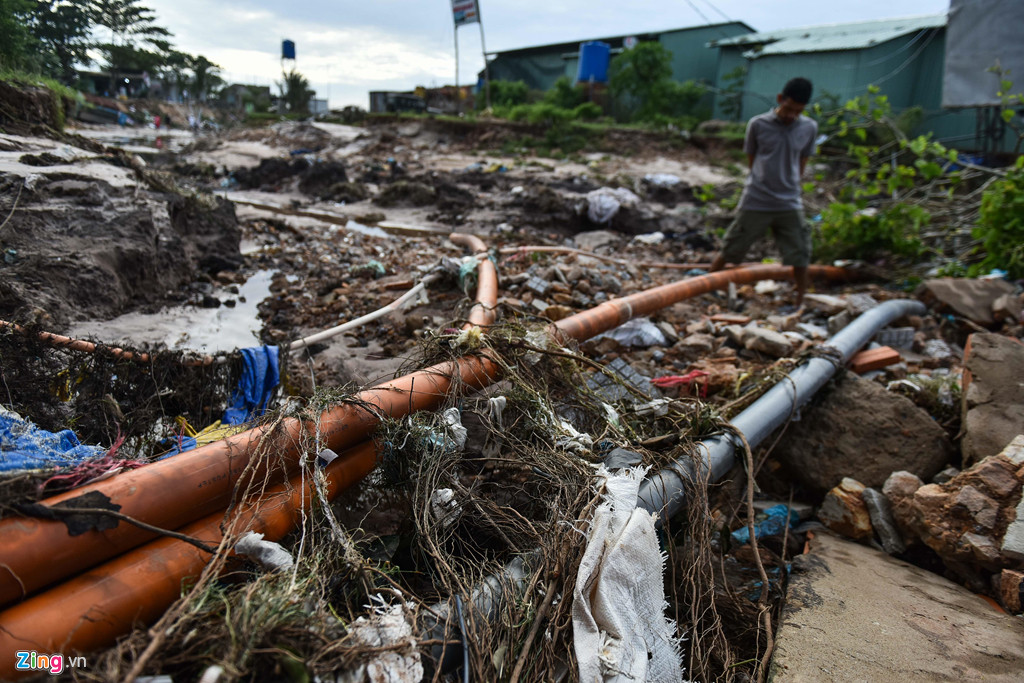 Cáp quang ngầm dọc đường Cách Mạng Tháng Tám bị dòng nước cuốn đứt, chưa được khắc phục.