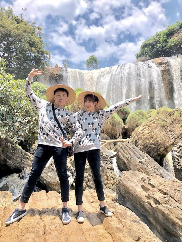 Cả hai cùng diện áo họa tiết mặt chuột Mickey cực dễ thương. Ảnh: FBNV.