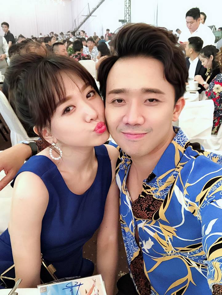 Cặp đôi diện trang phục khác kiểu dáng nhưng đồng điệu về màu sắc, đều là màu xanh coban.