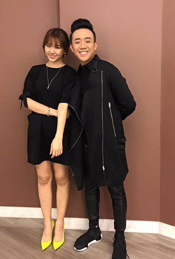Cả hai dùng diện "cây đen" đồng điệu khi đi sự kiện.