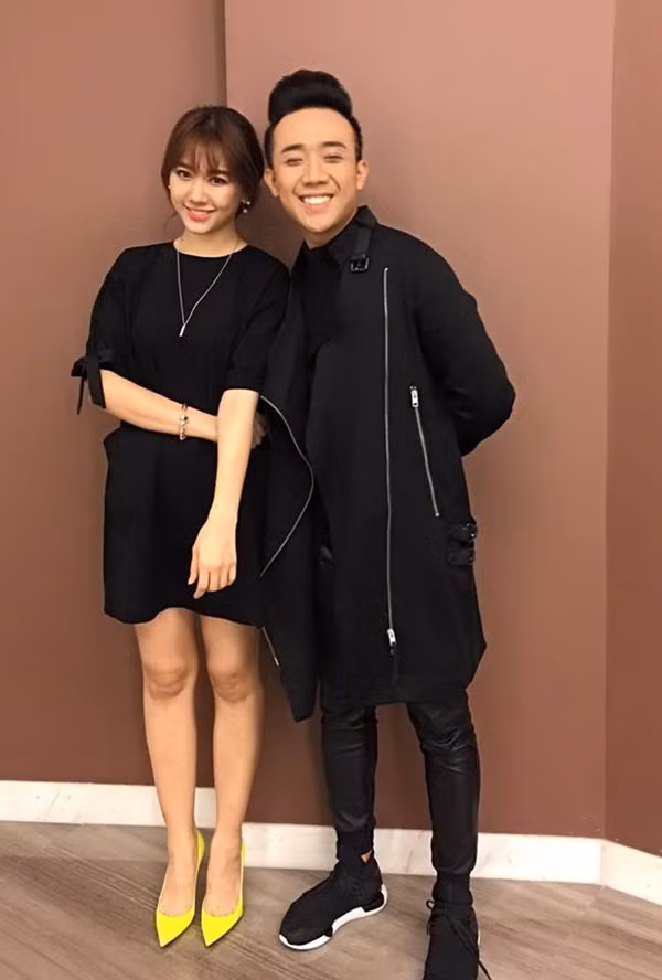 Cả hai dùng diện "cây đen" đồng điệu khi đi sự kiện.